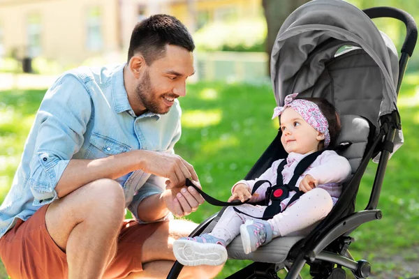 Glücklicher Vater mit Kind im Kinderwagen im Sommerpark — Stockfoto