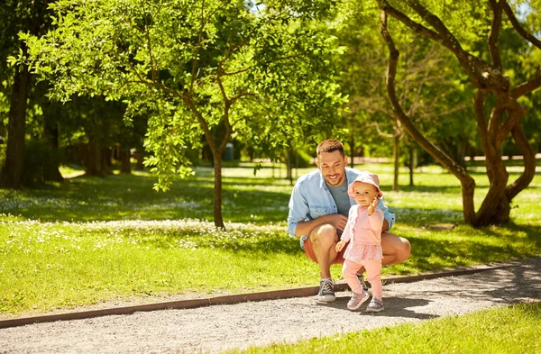 여름 공원에서 딸을 키우는 행복 한 아버지 — 스톡 사진
