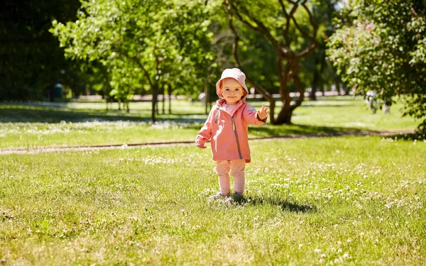 Heureuse petite fille au parc en été — Photo