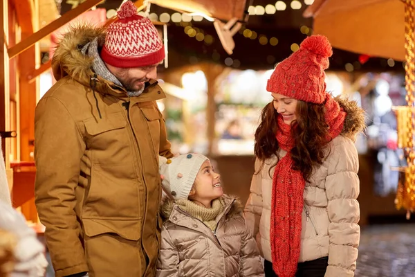 Šťastná rodina na vánočním trhu ve městě — Stock fotografie
