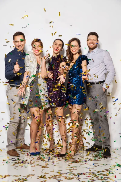 Glada vänner på fest under konfetti över vitt — Stockfoto