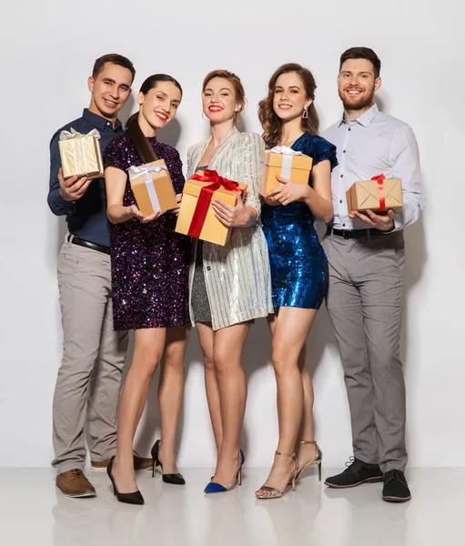 Amigos felices con regalos en la fiesta —  Fotos de Stock