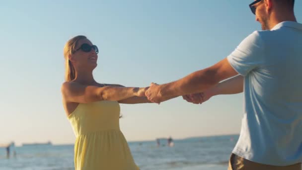 快乐的夫妻在夏天的海滩上玩得开心 — 图库视频影像