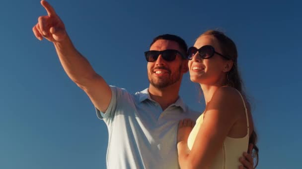 Ευτυχισμένο ζευγάρι με γυαλιά ηλίου αναζητούν ναύλο — Αρχείο Βίντεο