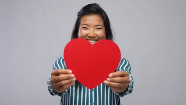 Boldog ázsiai nő piros szívvel — Stock videók
