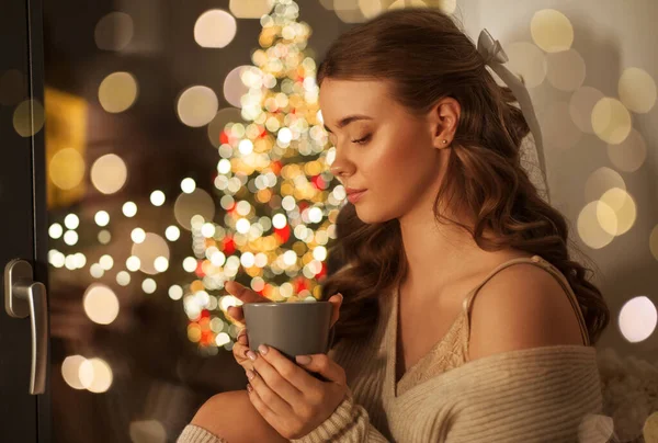 Mujer con café en la ventana en Navidad —  Fotos de Stock