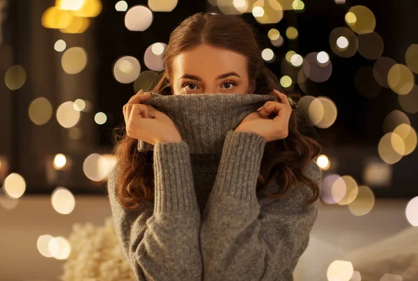Jonge vrouw in wollen trui 's nachts — Stockfoto