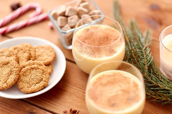 Bicchieri di zabaione, biscotti di farina d'avena e ramo di abete — Foto Stock