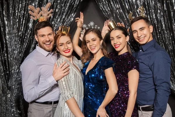 Amigos felices posando en la fiesta de Navidad — Foto de Stock