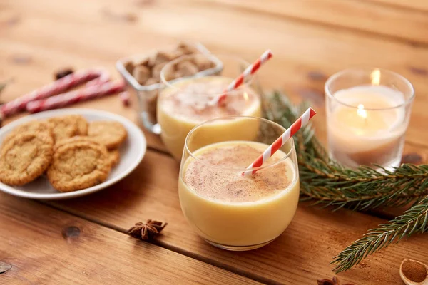 Vasos de ponche de huevo, galletas de avena y rama de abeto — Foto de Stock