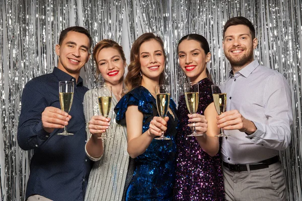 Amis heureux toasting verres de champagne à la fête — Photo