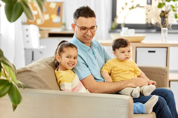 Padre felice con bambini piccoli a casa — Foto Stock