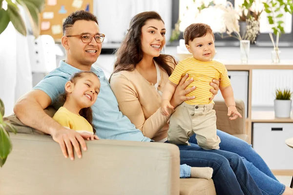 Porträtt av lycklig familj sitter på soffan hemma — Stockfoto