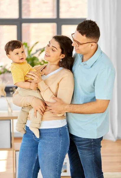 Familia feliz con el niño en casa — Foto de Stock