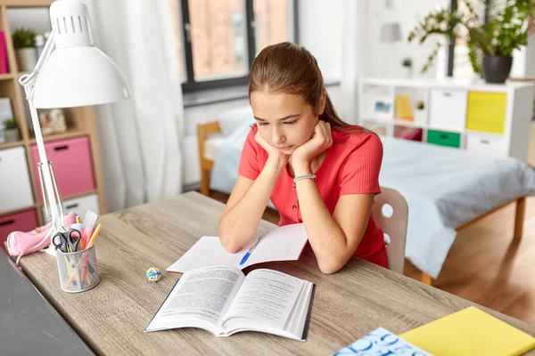 Öğrenci kız evde kitap okuyor. — Stok fotoğraf
