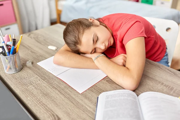 Zmęczony student dziewczyna śpi na stole w domu — Zdjęcie stockowe