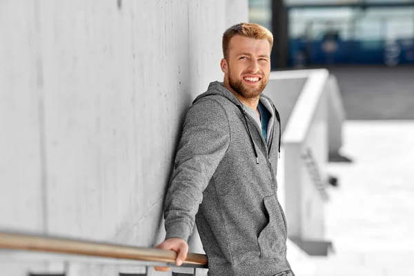 Retrato de feliz sonriente joven al aire libre —  Fotos de Stock