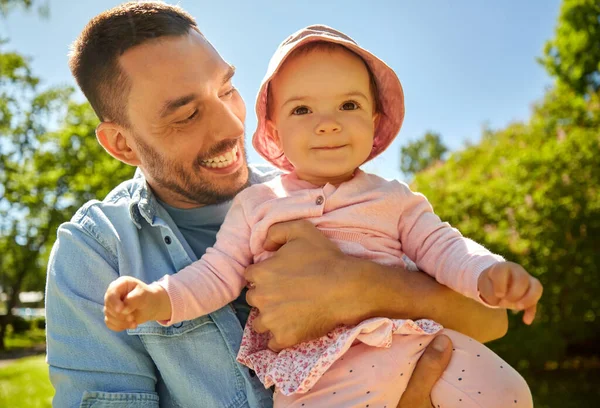 Gelukkig vader met baby dochter in zomer park — Stockfoto