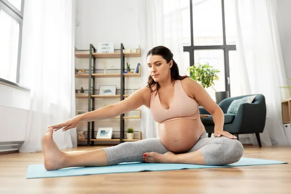 Gelukkig zwanger vrouw doet sport thuis — Stockfoto