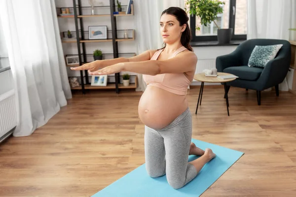 Happy pregnant woman doing sports at home — Stock Photo, Image