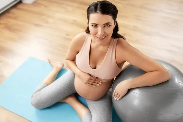 Boldog terhes nő fitball otthon — Stock Fotó