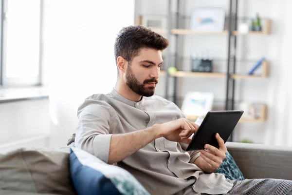 Uomo con tablet a casa — Foto Stock