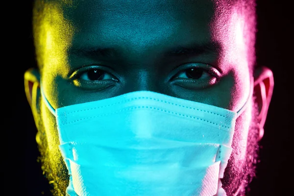 Afrikansk amerikansk man bär medicinsk mask — Stockfoto