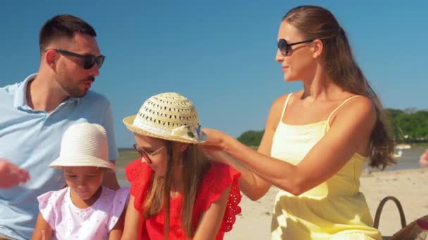 快乐的家庭在夏天的海滩野餐 — 图库视频影像