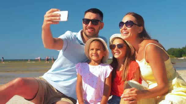 Familia feliz tomando selfie en la playa de verano — Vídeos de Stock