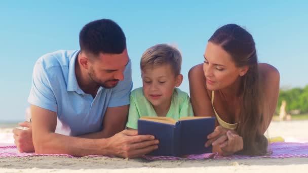 Livro de leitura da família na praia de verão — Vídeo de Stock