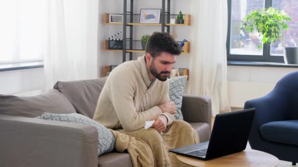 Chory człowiek mając wideo rozmowy na laptopie w domu — Wideo stockowe