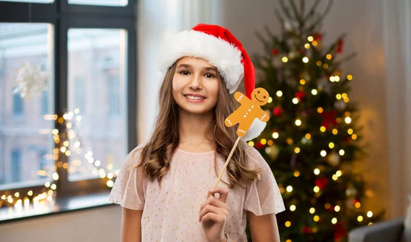 Felice ragazza adolescente in cappello di Babbo Natale — Foto Stock