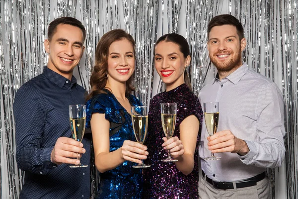 Amigos felices brindar copas de champán en la fiesta —  Fotos de Stock