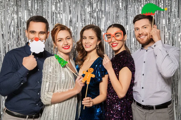 Amigos felices posando con accesorios de fiesta de Navidad — Foto de Stock