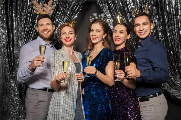 Amigos con copas de champán en la fiesta de Navidad —  Fotos de Stock