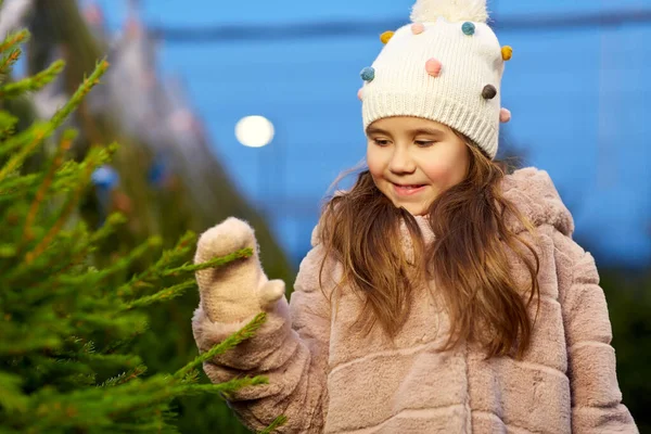 Petite fille choisir arbre de Noël au marché — Photo