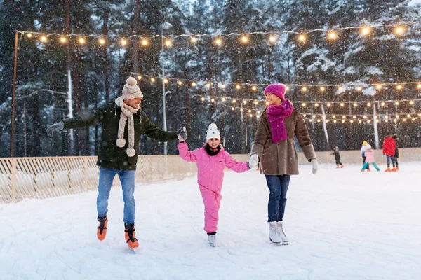 Famille heureuse à la patinoire extérieure en hiver — Photo