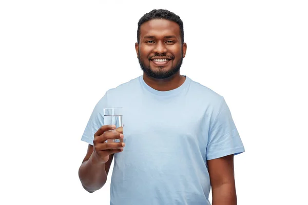 Glücklicher afrikanisch-amerikanischer Mann mit einem Glas Wasser — Stockfoto