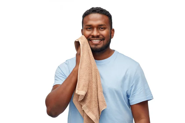非裔美国人用浴巾擦拭脸 — 图库照片