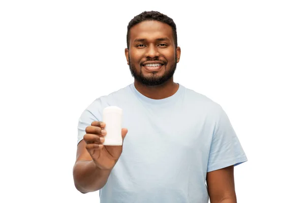 Afrikanisch-amerikanischer Mann mit Antitranspirant-Deo — Stockfoto