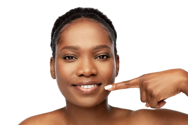 Afrikansk amerikansk kvinna pekar på sin mun — Stockfoto