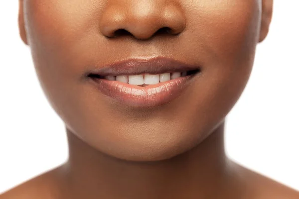 Primer plano de la cara de la sonriente mujer afroamericana — Foto de Stock