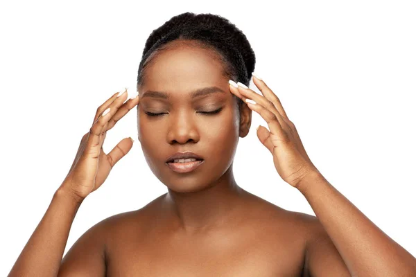 Porträtt av afrikansk kvinna som gör ansiktsmassage — Stockfoto