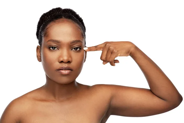 Vacker afrikansk kvinna pekar på hennes öga — Stockfoto