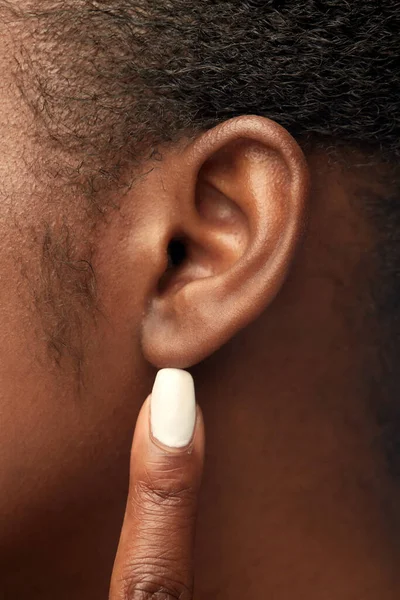 Zbliżenie african amerykańskich kobiet ucho — Zdjęcie stockowe