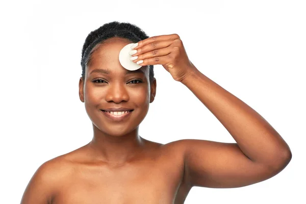 Afrikanerin reinigt Gesicht mit Wattepad — Stockfoto