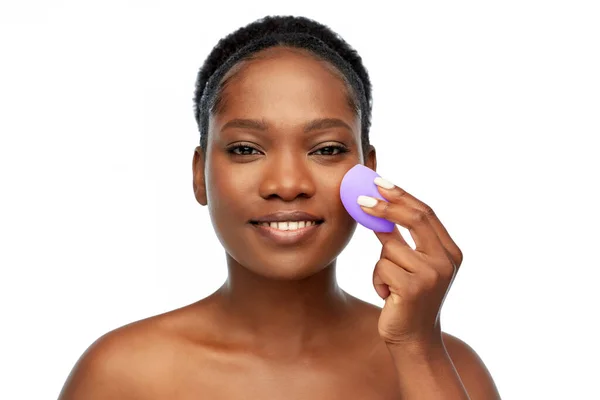 Afrikanische Amerikanerin mit Make-up Schwamm — Stockfoto