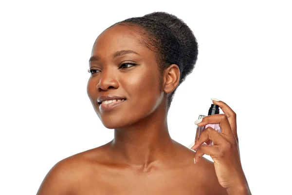 Młoda Afroamerykanka z perfumami — Zdjęcie stockowe