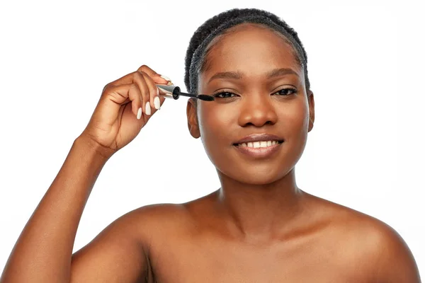 Schöne afrikanisch-amerikanische Frau Anwendung Mascara — Stockfoto