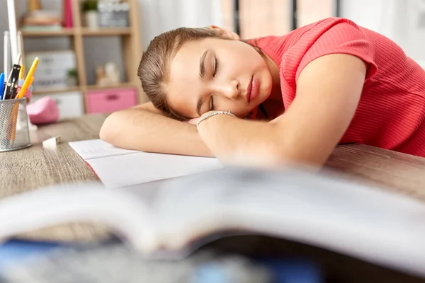 Estudiante cansada chica durmiendo en la mesa en casa —  Fotos de Stock